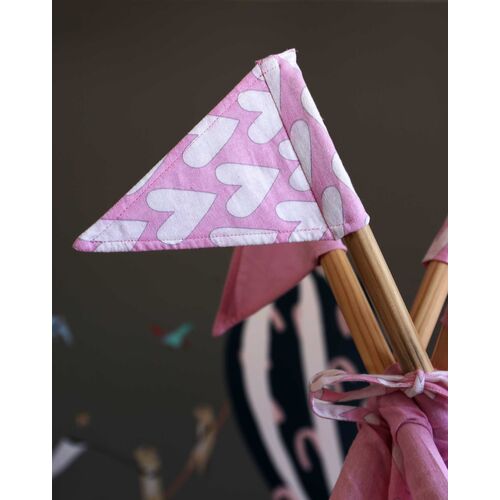 BabyBliss: Μεγάλη υφασμάτινη σκηνή με παχύ στρώμα και 2 μαξιλαράκια "Follow Your Heart" BabyBliss: Μεγάλη υφασμάτινη σκηνή με παχύ στρώμα και 2 μαξιλαράκια "Follow Your Heart"