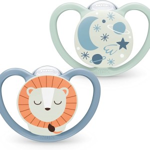 Nuk Space Night Πιπίλα Σιλικόνης Λιοντάρι Αστεράκια Μπλε 18-36m 2τμχ Nuk Space Night Πιπίλα Σιλικόνης Λιοντάρι Αστεράκια Μπλε 18-36m 2τμχ