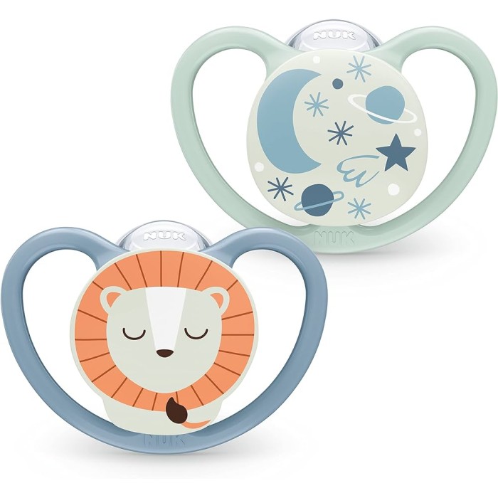 Nuk Space Night Πιπίλα Σιλικόνης Λιοντάρι Αστεράκια Μπλε 18-36m 2τμχ Nuk Space Night Πιπίλα Σιλικόνης Λιοντάρι Αστεράκια Μπλε 18-36m 2τμχ