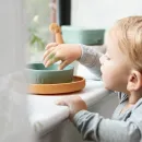 Σετ Φαγητού Σιλικόνης Stick & Stay Lalee Green - Mustard - Sand Done by Deer