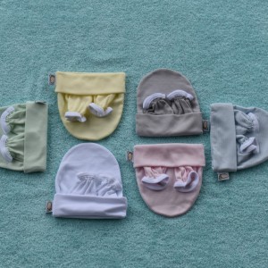 Σετ Βρεφικό Σκουφάκι Και Γάντια Βαμβακερά Λευκό Figlio Bino Σετ Βρεφικό Σκουφάκι Και Γάντια Βαμβακερά Λευκό Figlio Bino